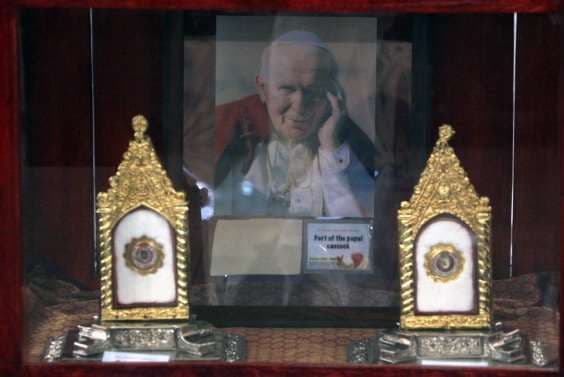 Una ampolla con gotas de sangre del pontífice polaco fue robada de una iglesia de Spoleto