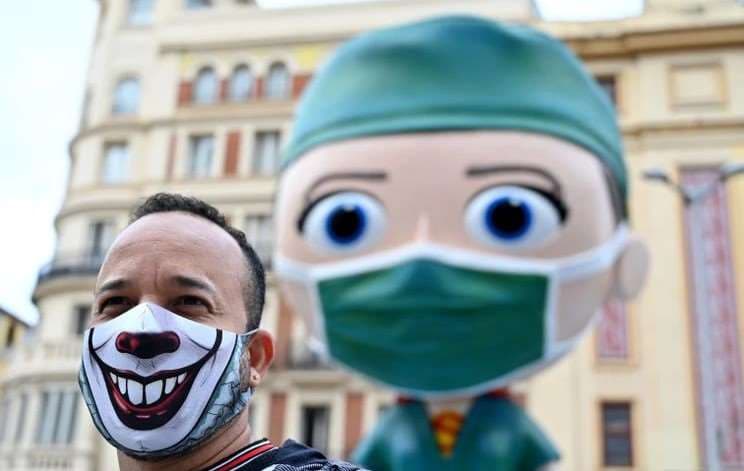Un hombre posa con su mascarilla en una plaza de Madrid. Foto AFP