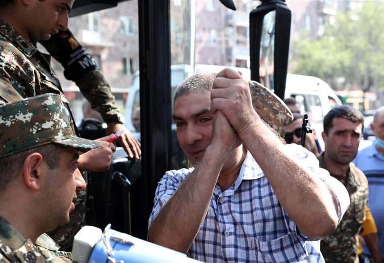 Un hombre sube a un autobús en Erevan, para ir a Nagorno Karabaj. Foto AFP