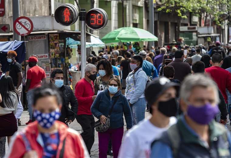 Gente camina por una calle peatonal en el centro de Santiago, este lunes. Foto AFP