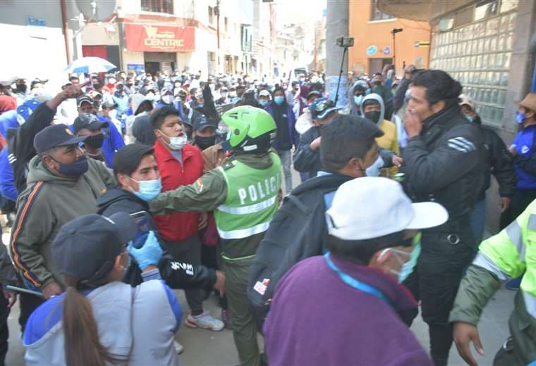 La turba de hinchas de San José que protestaron este viernes en Oruro. APG