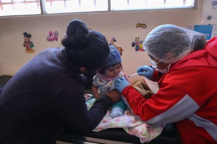 Un bebé recibe la segunda dosis de la vacuna pentavalente (Unicef Bolivia)