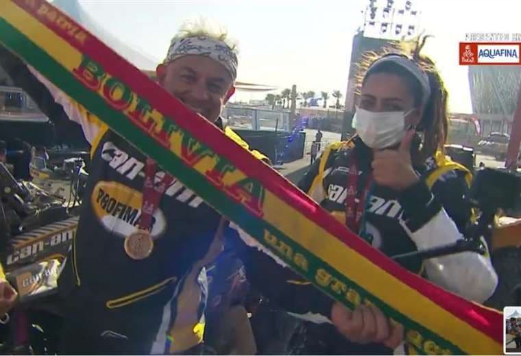 Suany y Leonardo Martínez en el podio tras el final del Dakar 2021. Foto: DM