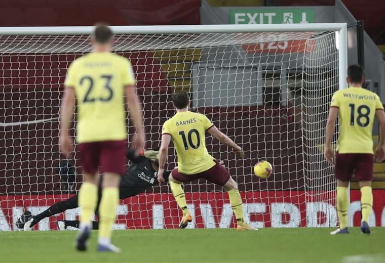 El gol de penal de Barnes y que sirvió para el triunfo del Burnley. Foto: AFP