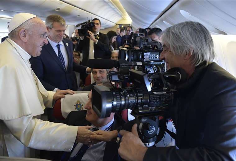 El Papa junto a periodista en la cobertura de uno de sus viajes 