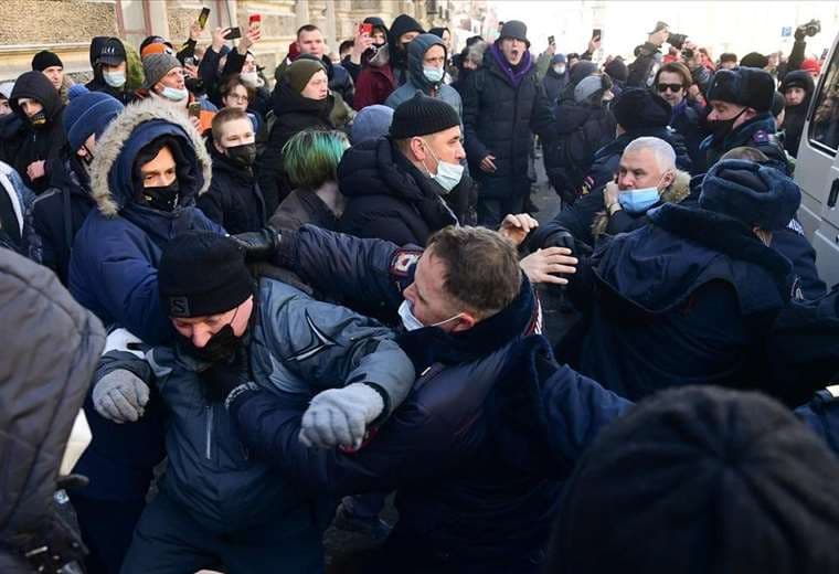 Al menos 2.500 detenidos en Rusia durante protestas en apoyo a Navalni