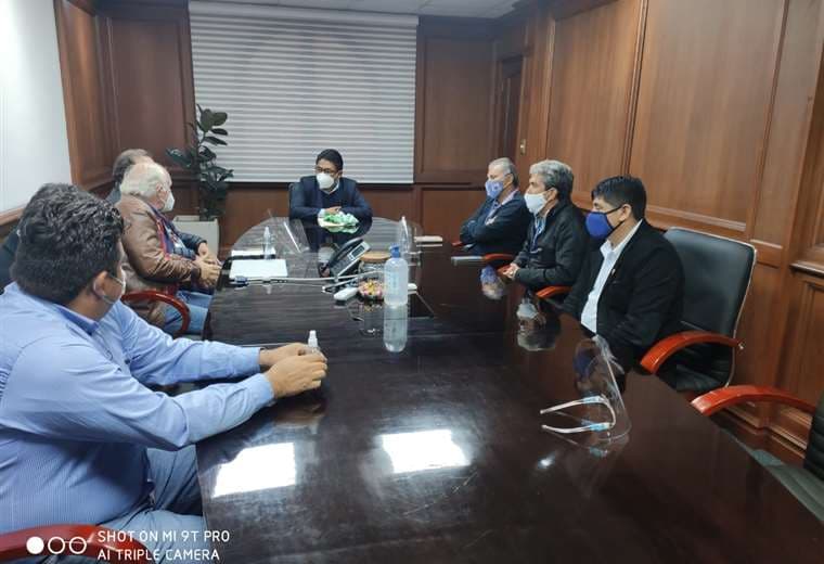 La reunión de Fabol con el Ministro de Justicia, Iván Lima, en La Paz. Foto: Fabol