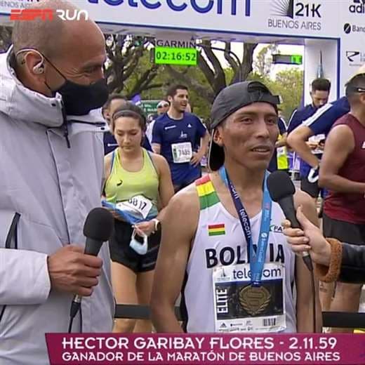 Héctor Garibay con la prensa argentina tras ganar la Maratón. Foto: Ver.bo