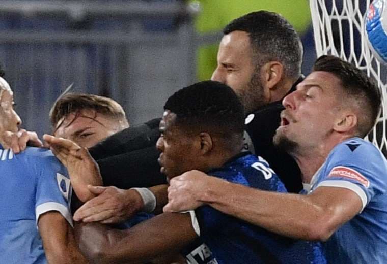 El partido entre la Lazio y el Inter se calentó cerca del final. Foto: AFP