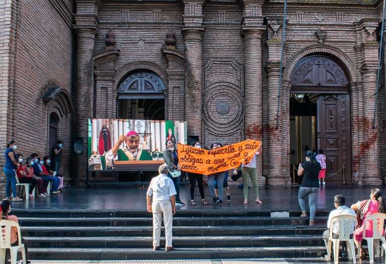 Las mujeres protestaron esta mañana en las puertas de la catedral/Foto AnasBrook