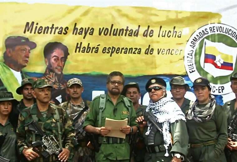 El Paisa, al centro, cuando estaba en las FARC (Foto: AFP)