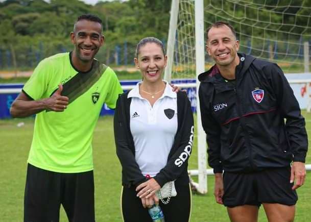 Tusnelda Flores junto a Ribeiro y Brau, jugadores de Royal Pari. Foto: internet