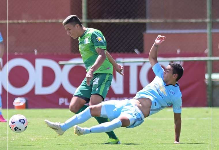Diego Bejarano se estira para sacarle el balón a un jugador de América. Foto: Bolívar