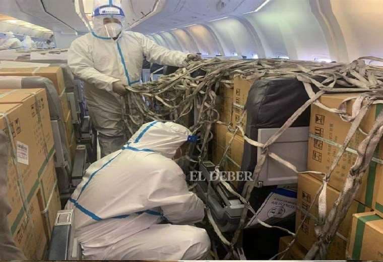 Los operarios agilizan las acciones para que la aeronave retorne a Bolivia