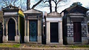 Paseantes encuentran solaz entre lápidas y mausoleos de París