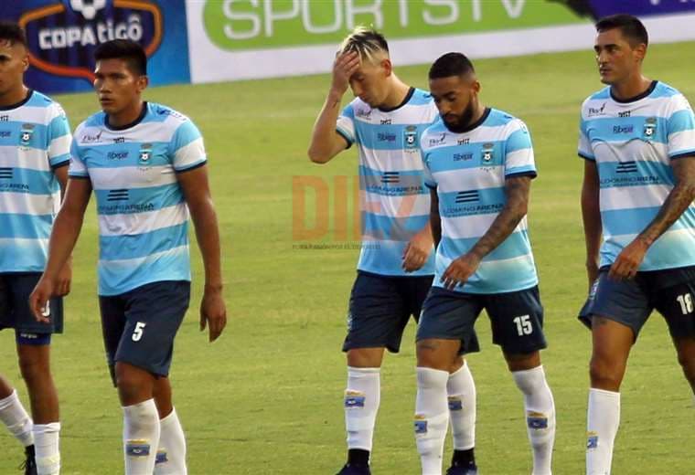 Los jugadores de Blooming se lamentan tras la derrota. Foto: Jorge Ibáñez
