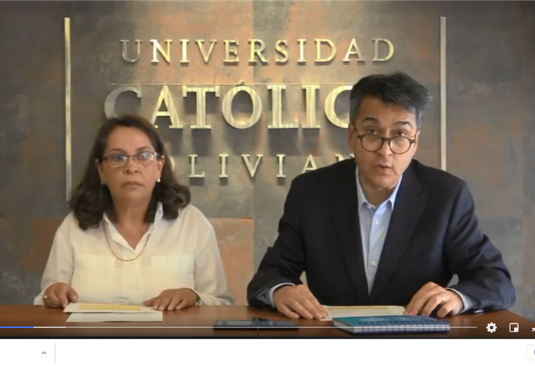 Ximena Peres Arenas y Flavio Escobar Llanos de la UCB dan su respaldo a las denunciantes 