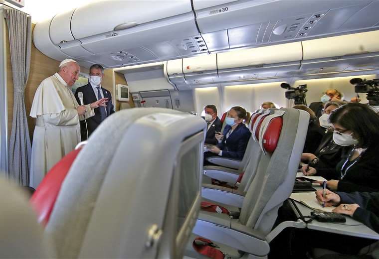 Francisco en su tradicional conferencia en medio vuelo. Foto AFP 