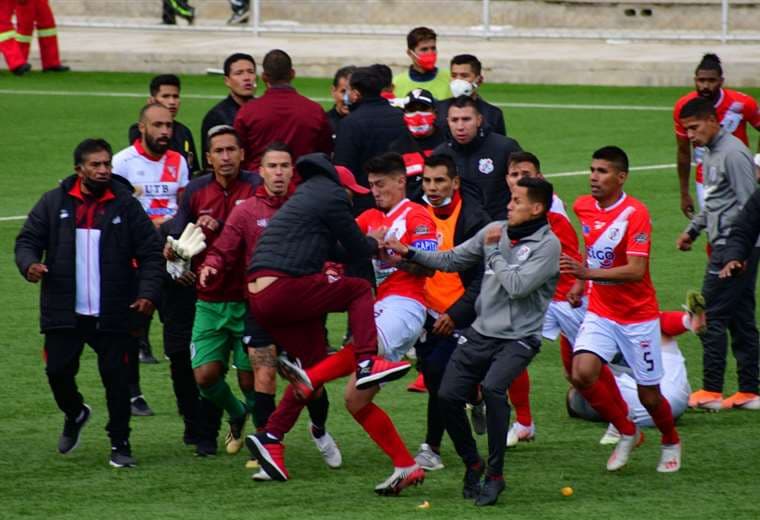 La pelea campal entre jugadores de Always y Nacional Potosí. Foto: APG