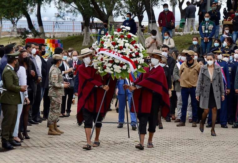 Ofrenda floral por el aniversario de Tarija. Foto. APG 