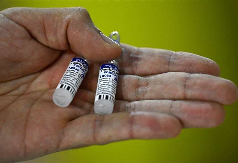 Nuevo lote de vacunas rusas llegará a Bolivia. Foto:AFP