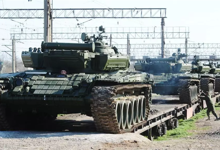 Soldados rusos descargan  sus tanques T-72 en Crimea en 2014/Archivo AFP