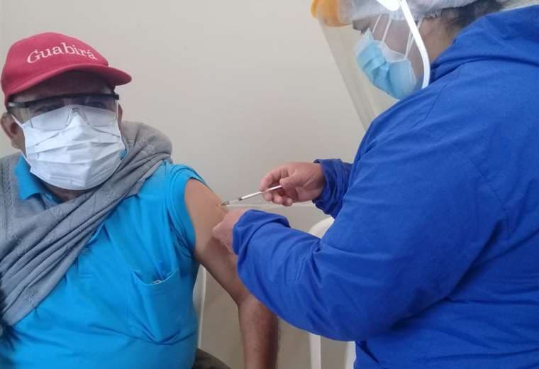 Vacunación a trabajadores de la prensa en Tarija