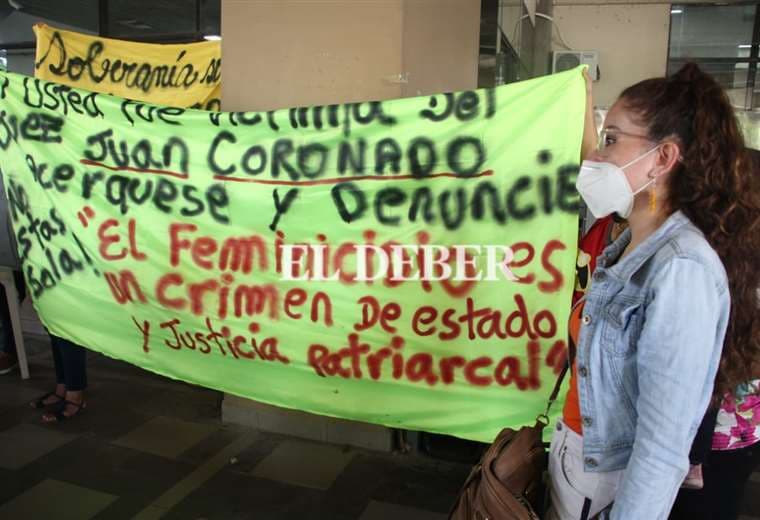 Protesta en el palacio de justicia por demora en casos de feminicidio. Foto: JC Torrejón