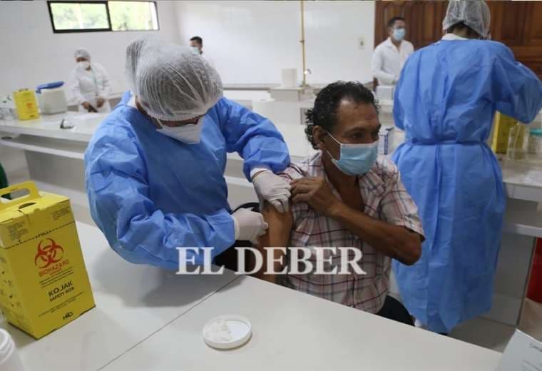 Actualmente, se vacuna a los mayores de 40 años. Foto: Juan Carlos Torrejón