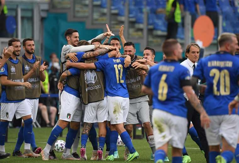 El festejo de Italia tras el gol de Matteo Pessina. Foto: AFP