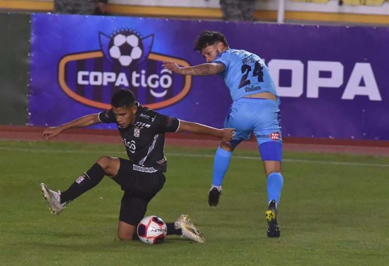 Real Santa Cruz empató el domingo en La Paz ante Bolívar (1-1). Foto. APG