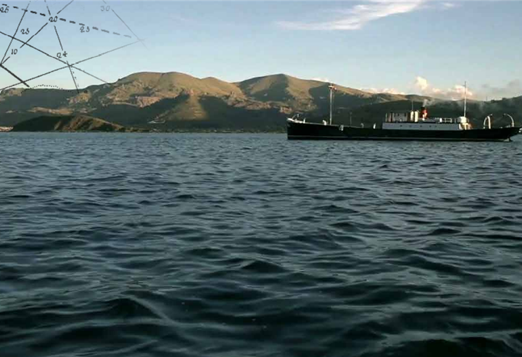 Una embarcación similar a el Aurora en el Titicaca