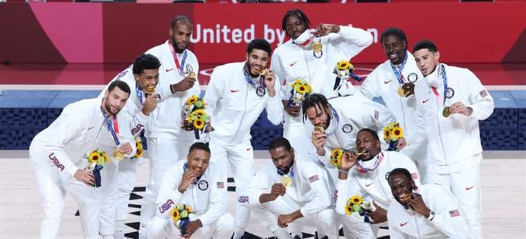 Los campeones con su medalla de oro en Tokio 2020. Foto: AFP