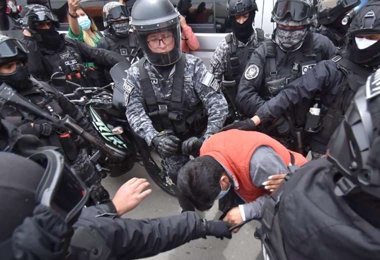 Al menos siete policías la emprendieron contra el periodista, Carlos Quisbert en La Paz