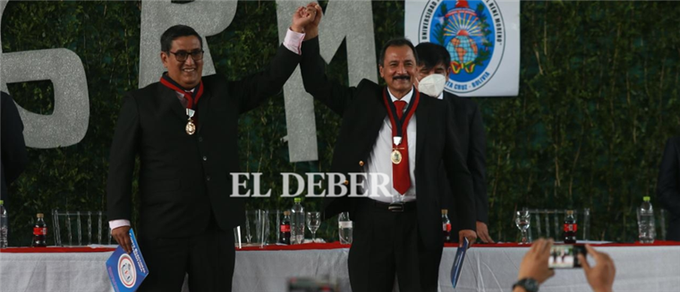 Cuéllar y  Vargas en el acto de posesión como autoridades. Foto: F. Landívar