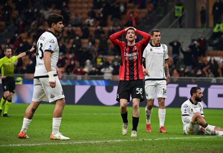 Milan cayó este lunes en casa ante el Zpezia por 2-1. Foto: AFP