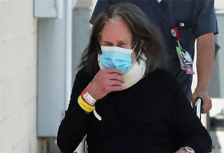 Imagen de Ozzy Osbourne saliendo del hospital 
