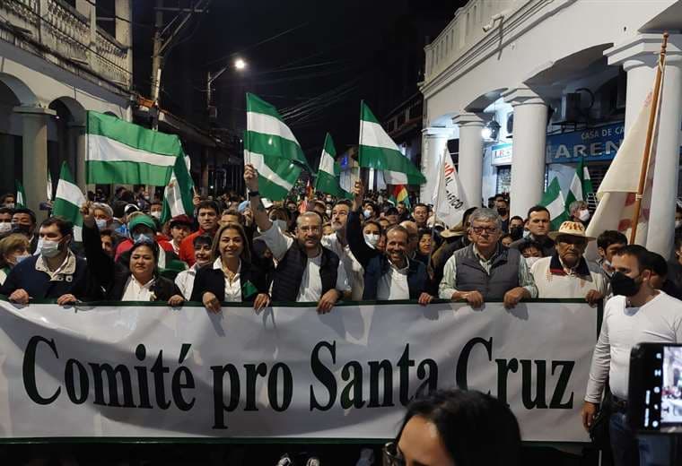 Encabezando la marcha se distingue a Calvo, Camacho y Matkovic / Foto: Landívar