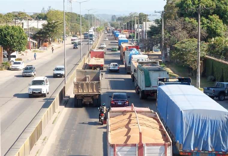 Largas filas de camiones en surtidores contradicen versión de YPFB /Foto: Jorge Gutiérrez