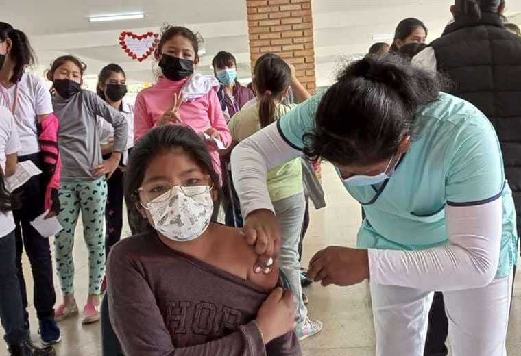 Brigadas de vacunación visitan los colegios de la capital cruceña