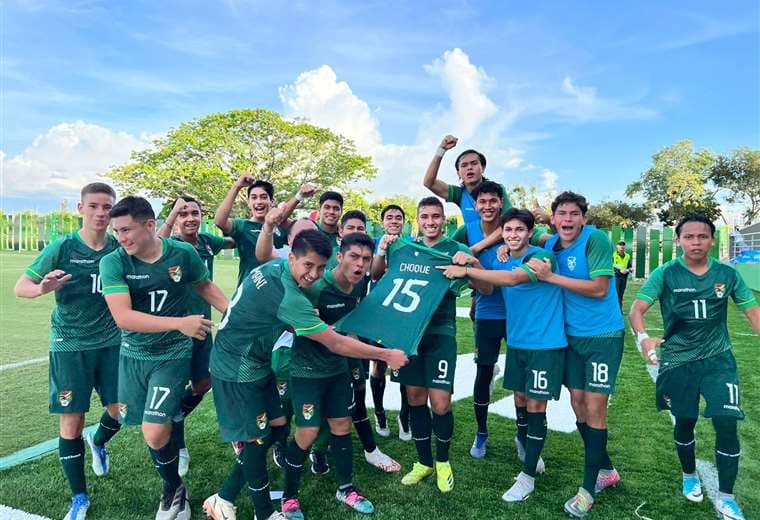 Los jugadores de la sub-17 celebran su victoria. Foto. FBF