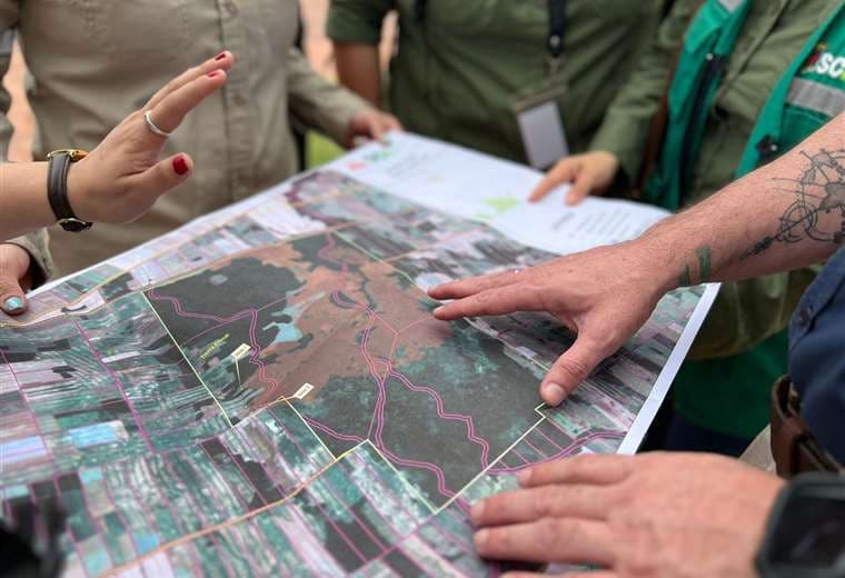 La comisión de la Gobernación observa un mapa que refleja el daño a El Curichi Las Garzas