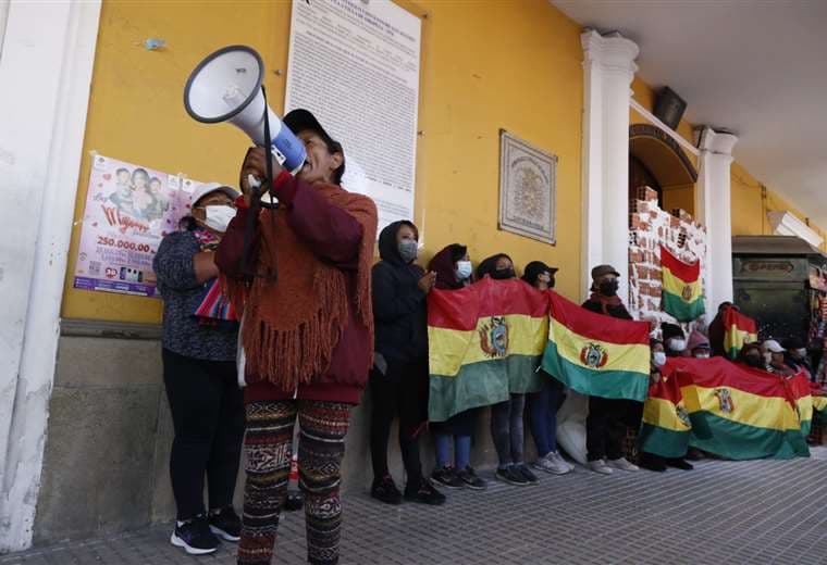 Un grupo de personas vuelve a tapiar el ingreso al edificio del Concejo Municipal de Cochabamba