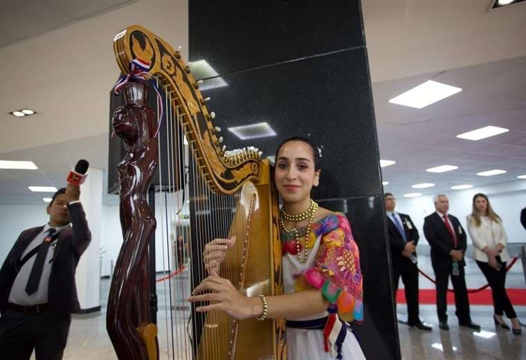 Belén Vera Freitas recibe con música a los visitantes en el aeropuerto de Asunción / BoA