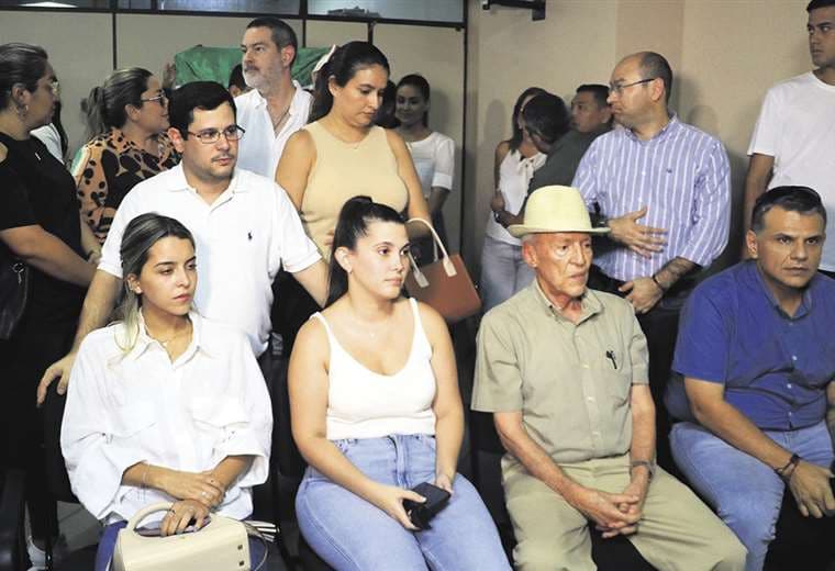 La familia del Gobernador ayer en la audiencia. Foto: Juan Carlos Torrejón