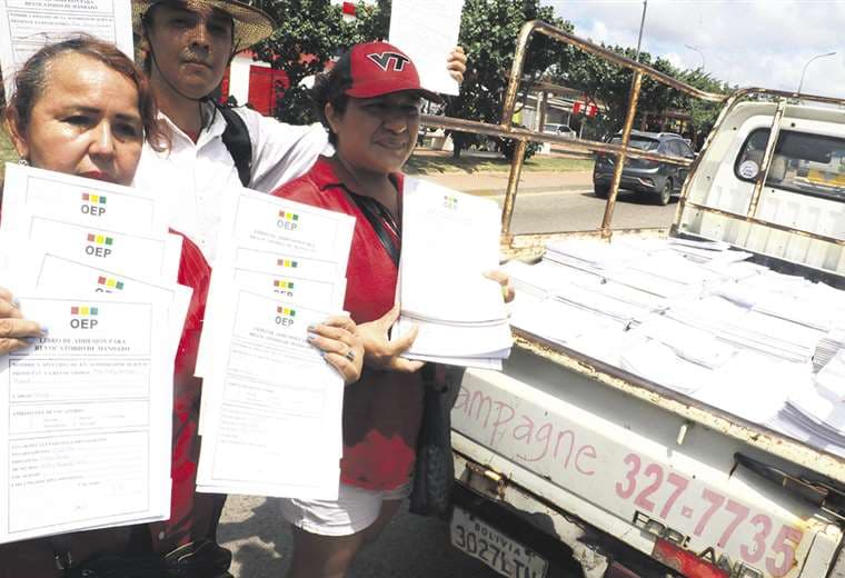 Voluntarias muestran los libros de firmas: Foto:Juan Carlos Torrejón