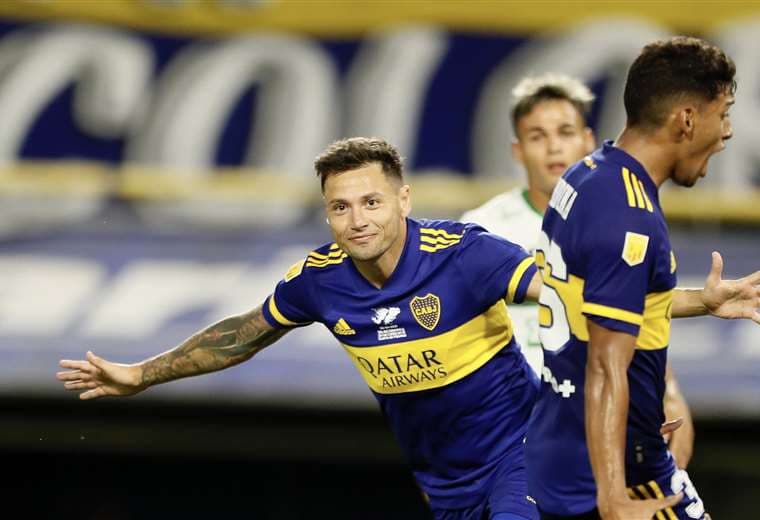 Mauro Zárate festejando un gol con la camiseta de Boca Juniors. 