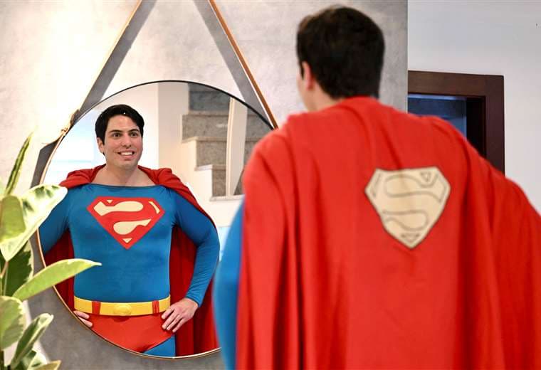 El brasileño Leonardo Muylaert, vestido de Superman /Foto: AFP
