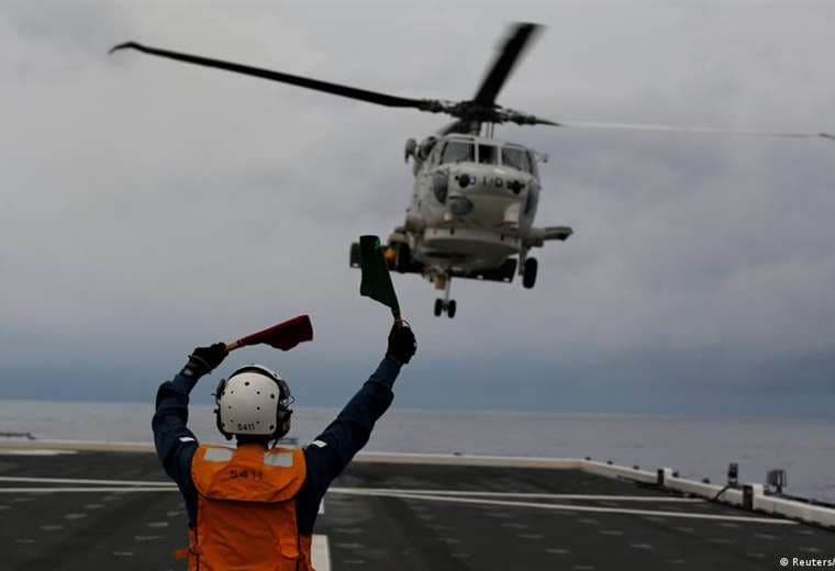 Japón busca a siete militares tras choque de helicópteros
