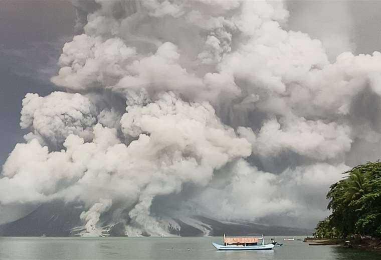 Nueva erupción de volcán en Indonesia obliga a cerrar aeropuerto